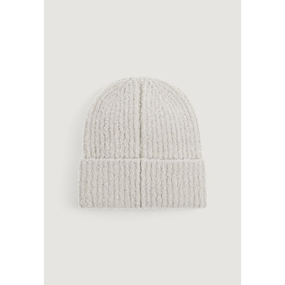 Gray Marabou Cap (Baseball Hat)Discover the HARDWARE beanie hat by Calvin Klein Jeans, an essential accessory for your winter wardrobe. Made from high-quality materials, the beanie consists of 59% acrylic, 23% wool, 17% polyamide, and 1% elastane/lycra, p