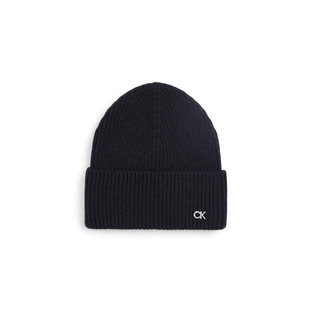 Black Wool Cap (Baseball Hat)Discover the Calvin Klein CK METAL CHUNKY RIB BEANIE, a stylish and versatile accessory for your winter wardrobe. Made from high-quality materials, 90% wool and 10% cashmere, this beanie offers exceptional softness and warmth,