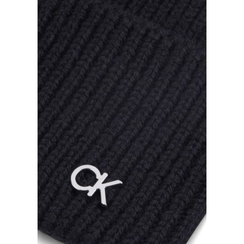 Black Wool Cap (Baseball Hat)Discover the Calvin Klein CK METAL CHUNKY RIB BEANIE, a stylish and versatile accessory for your winter wardrobe. Made from high-quality materials, 90% wool and 10% cashmere, this beanie offers exceptional softness and warmth,