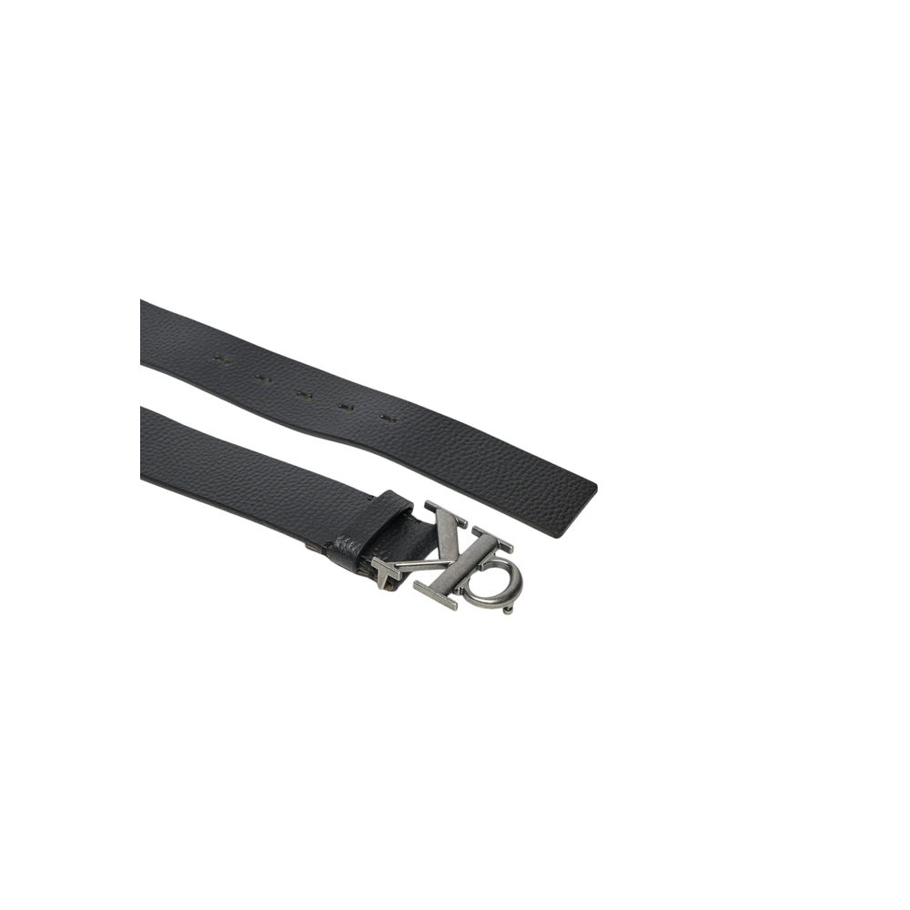 Black Leather Regular BeltThe Calvin Klein Jeans MONO PLAQUE 40MM PB K50K512088 belt is an essential style accessory for the modern man. Made from 100% high-quality leather, this belt offers timeless elegance and exceptional durability. The buckle featuri