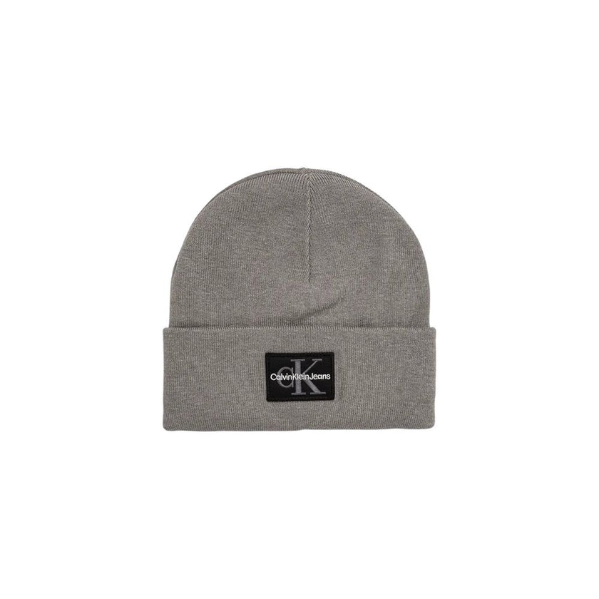 Gray Cotton Cap (Baseball Hat)The MONO LOGO PATCH BEANIE WARM by Calvin Klein Jeans is the perfect accessory to complete your winter look. Made from a blend of 50% cotton and 50% acrylic, this beanie provides a warm and comfortable fit, ideal for tackling