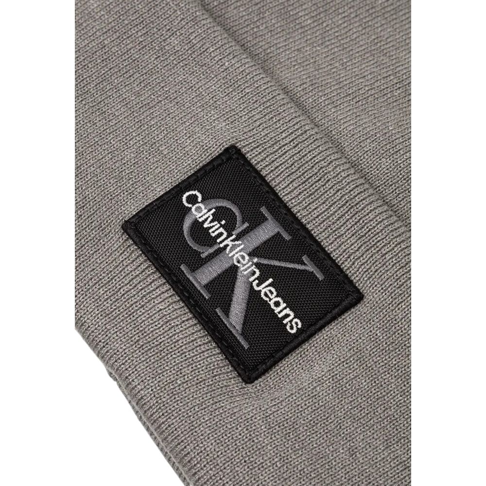 Gray Cotton Cap (Baseball Hat)The MONO LOGO PATCH BEANIE WARM by Calvin Klein Jeans is the perfect accessory to complete your winter look. Made from a blend of 50% cotton and 50% acrylic, this beanie provides a warm and comfortable fit, ideal for tackling
