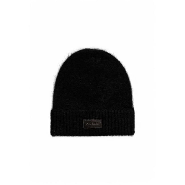 Black Alpaca Leather Cap (Baseball Hat)Discover the LEATHER PATCH AIRY beanie by Calvin Klein, an elegant and versatile accessory to complete your winter look. Made with high-quality materials, featuring 78% alpaca for warmth and softness, and 19% polyami