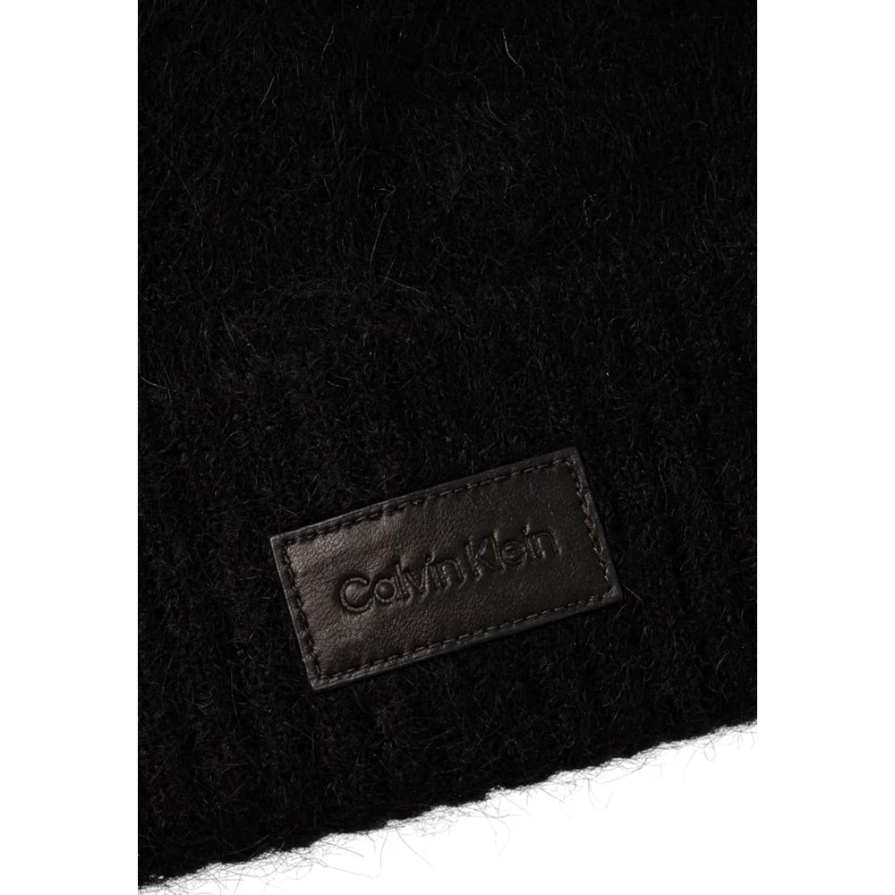 Black Alpaca Leather Cap (Baseball Hat)Discover the LEATHER PATCH AIRY beanie by Calvin Klein, an elegant and versatile accessory to complete your winter look. Made with high-quality materials, featuring 78% alpaca for warmth and softness, and 19% polyami