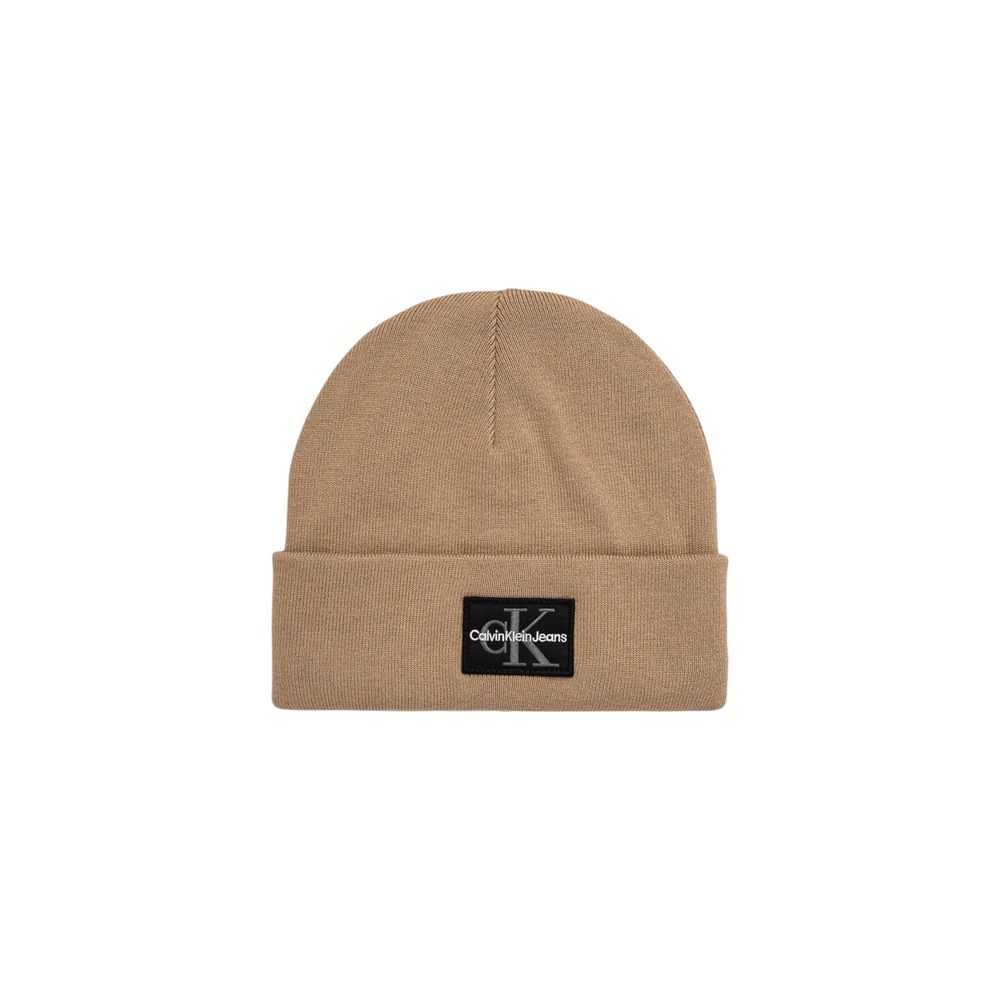 Beige Cotton Cap (Baseball Hat)The MONO LOGO PATCH BEANIE WARM by Calvin Klein Jeans is the perfect accessory to complete your winter look. Made from a blend of 50% cotton and 50% acrylic, this beanie provides a warm and comfortable fit, ideal for tacklin