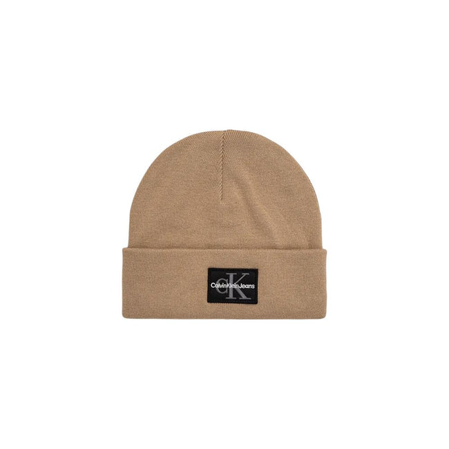 Beige Cotton Cap (Baseball Hat)The MONO LOGO PATCH BEANIE WARM by Calvin Klein Jeans is the perfect accessory to complete your winter look. Made from a blend of 50% cotton and 50% acrylic, this beanie provides a warm and comfortable fit, ideal for tacklin