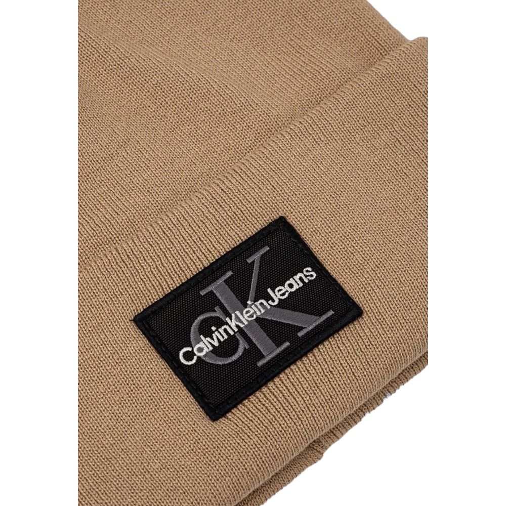 Beige Cotton Cap (Baseball Hat)The MONO LOGO PATCH BEANIE WARM by Calvin Klein Jeans is the perfect accessory to complete your winter look. Made from a blend of 50% cotton and 50% acrylic, this beanie provides a warm and comfortable fit, ideal for tacklin