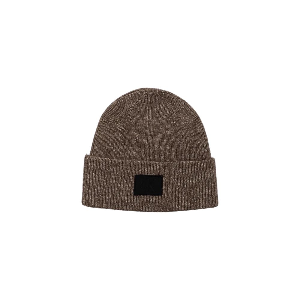 Brown Marabou Cap (Baseball Hat)Discover the rubberized beanie from Calvin Klein Jeans, an essential accessory for the modern man. Made from a blend of 78% acrylic, 20% polyester, and 2% elastane/lycra, this beanie provides a comfortable fit and warmth du