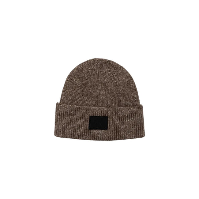 Brown Marabou Cap (Baseball Hat)Discover the rubberized beanie from Calvin Klein Jeans, an essential accessory for the modern man. Made from a blend of 78% acrylic, 20% polyester, and 2% elastane/lycra, this beanie provides a comfortable fit and warmth du