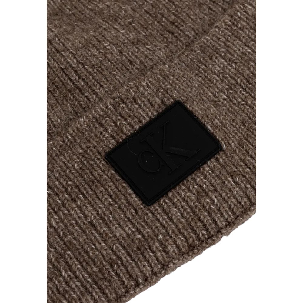 Brown Marabou Cap (Baseball Hat)Discover the rubberized beanie from Calvin Klein Jeans, an essential accessory for the modern man. Made from a blend of 78% acrylic, 20% polyester, and 2% elastane/lycra, this beanie provides a comfortable fit and warmth du