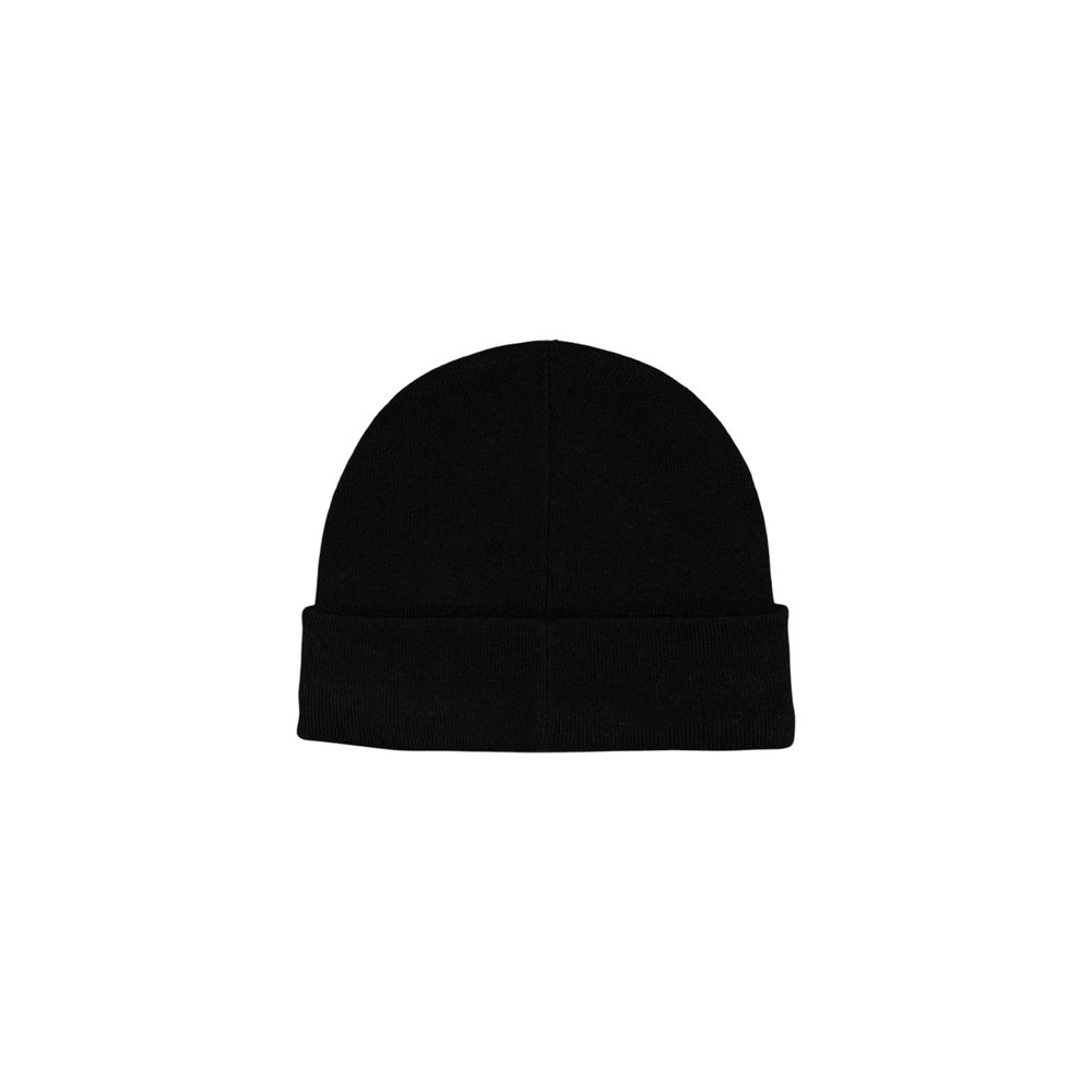 Black Cotton Cap (Baseball Hat)The MONO LOGO PATCH BEANIE WARM by Calvin Klein Jeans is the perfect accessory to complete your winter look. Made from a blend of 50% cotton and 50% acrylic, this beanie provides a warm and comfortable fit, ideal for tacklin