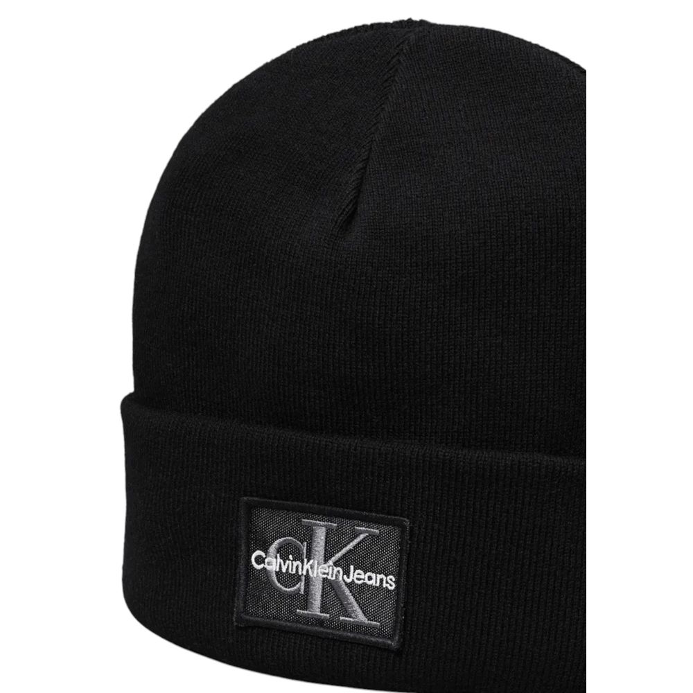 Black Cotton Cap (Baseball Hat)The MONO LOGO PATCH BEANIE WARM by Calvin Klein Jeans is the perfect accessory to complete your winter look. Made from a blend of 50% cotton and 50% acrylic, this beanie provides a warm and comfortable fit, ideal for tacklin