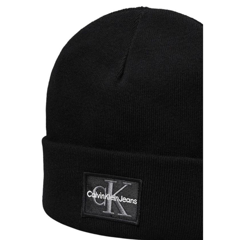 Black Cotton Cap (Baseball Hat)The MONO LOGO PATCH BEANIE WARM by Calvin Klein Jeans is the perfect accessory to complete your winter look. Made from a blend of 50% cotton and 50% acrylic, this beanie provides a warm and comfortable fit, ideal for tacklin