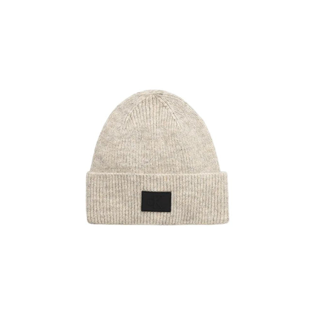 Gray Marabou Cap (Baseball Hat)Discover the rubberized beanie from Calvin Klein Jeans, an essential accessory for the modern man. Made from a blend of 78% acrylic, 20% polyester, and 2% elastane/lycra, this beanie provides a comfortable fit and warmth dur