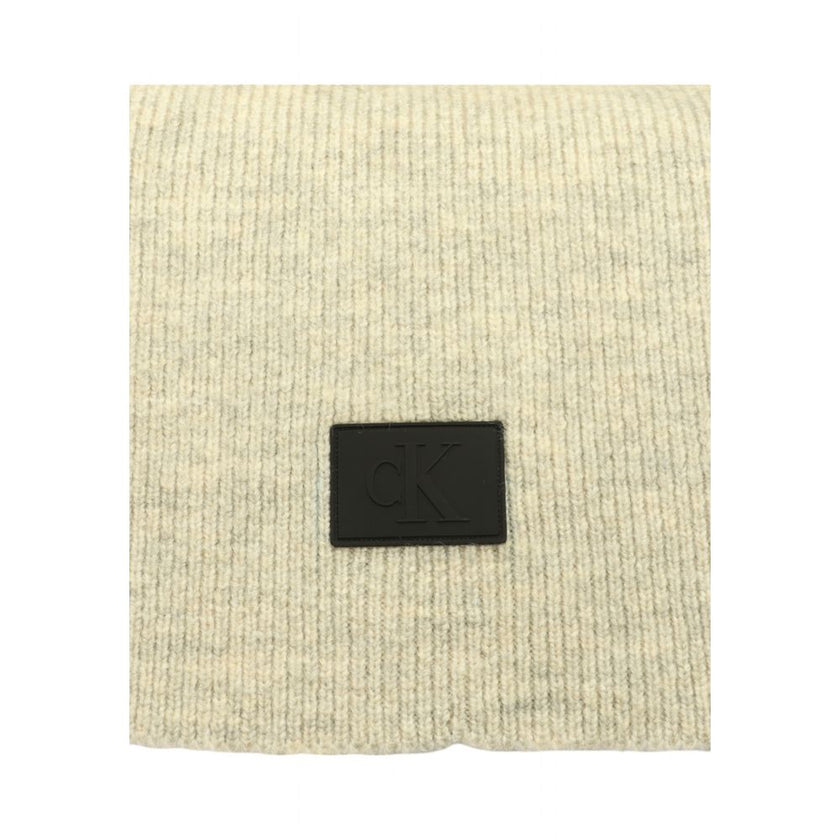 Gray Marabou ScarfDiscover the Calvin Klein Jeans RUBBERIZED RIB K50K512459 men’s scarf, an elegant and versatile accessory, perfect for completing your look in any season. Made from 78% acrylic, 20% polyester, and 2% elastane/lycra, this scarf provides a