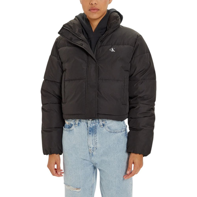 Black Polyester CoatDiscover the Calvin Klein Jeans women’s MATTE CROPPED ND PUF J20J224615 puffer jacket, a clothing piece that combines style and comfort. Made of 100% polyester, this jacket is designed to provide warmth and protection during colder day