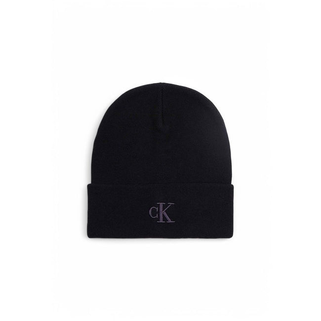 Black Wool Cap (Baseball Hat)Discover the Calvin Klein Jeans THICK EMBROIDERY BEANIE K50K512461, a stylish and functional men’s beanie perfect for completing your winter look. Made from a high-quality blend consisting of 40% wool, 30% viscose, 20% polyami