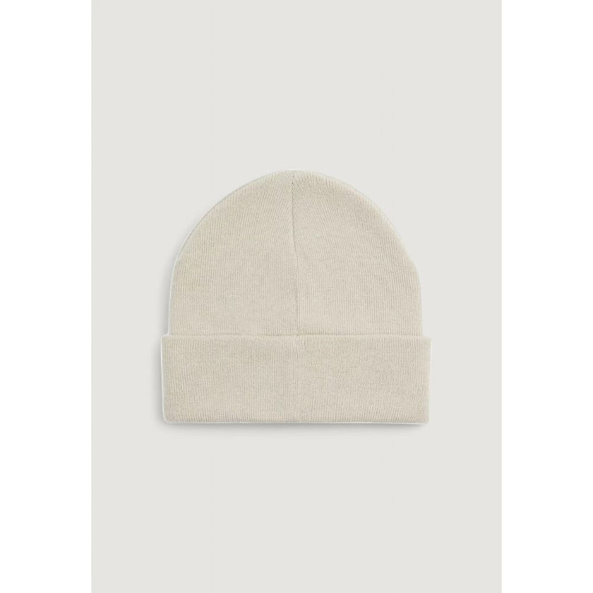 Green Recycled Polyester Cap (Baseball Hat)Discover the Calvin Klein Monogram men’s beanie, a stylish and versatile accessory for every season. Made from 100% recycled polyester, this beanie not only offers exceptional comfort but also contributes to sust