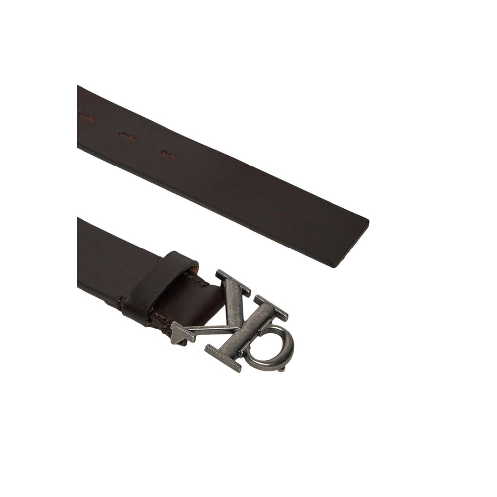 Brown Leather Regular BeltThe Calvin Klein Jeans ROUND MONO PLAQUE LTHR 35MM belt is a stylish and versatile accessory, made from 100% high-quality leather. Its refined and minimalist design makes it perfect for completing any look, whether casual or form