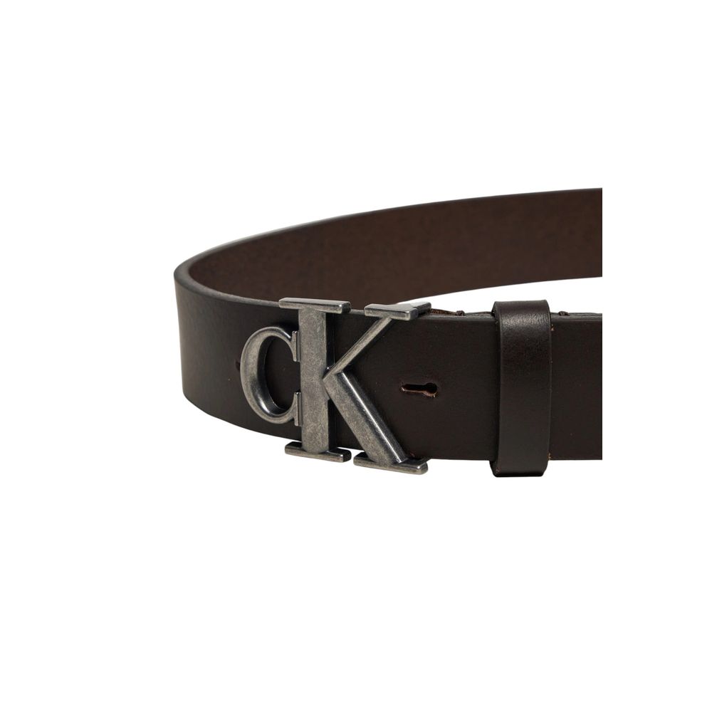 Brown Leather Regular BeltThe Calvin Klein Jeans ROUND MONO PLAQUE LTHR 35MM belt is a stylish and versatile accessory, made from 100% high-quality leather. Its refined and minimalist design makes it perfect for completing any look, whether casual or form