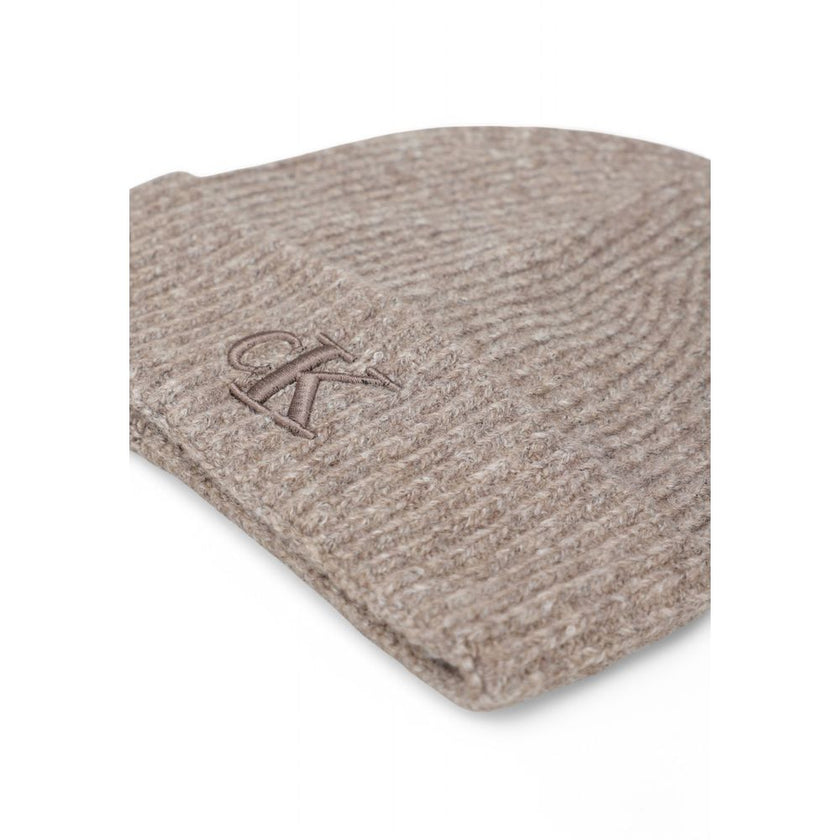 Brown Marabou Cap (Baseball Hat)Discover the Calvin Klein THICK EMBROIDERY K60K612321 women’s beanie hat, a stylish and versatile accessory for your winter wardrobe. Made with high-quality materials, this beanie features a composition of 30% acrylic, 29%