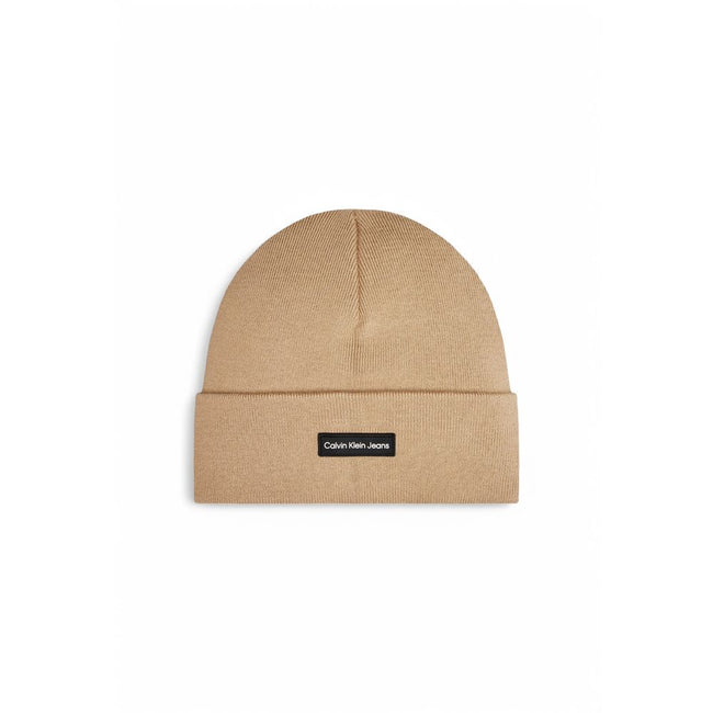 Beige Recycled Polyester Cap (Baseball Hat)Discover the Calvin Klein men’s beanie hat, an elegant and versatile accessory made from 100% recycled polyester. This beanie combines comfort and sustainability, perfect for completing your outfits in any season