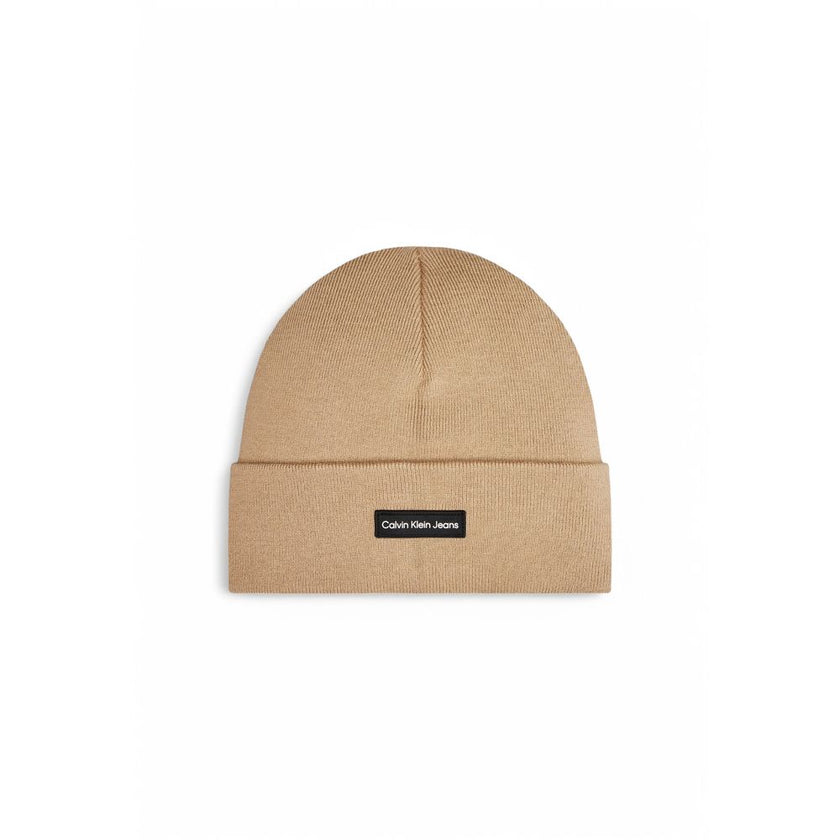 Beige Recycled Polyester Cap (Baseball Hat)Discover the Calvin Klein men’s beanie hat, an elegant and versatile accessory made from 100% recycled polyester. This beanie combines comfort and sustainability, perfect for completing your outfits in any season