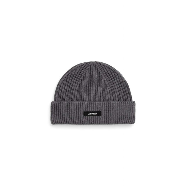 Gray Organic Cotton Cap (Baseball Hat)Discover the Calvin Klein CLASSIC COTTON RIB BEANIE for men, an essential accessory for your winter wardrobe. Made from a blend of 50% organic cotton, 45% cotton, and 5% cashmere, this beanie offers the perfect combin