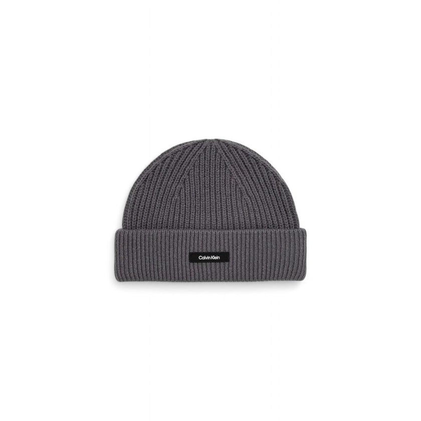 Gray Organic Cotton Cap (Baseball Hat)Discover the Calvin Klein CLASSIC COTTON RIB BEANIE for men, an essential accessory for your winter wardrobe. Made from a blend of 50% organic cotton, 45% cotton, and 5% cashmere, this beanie offers the perfect combin