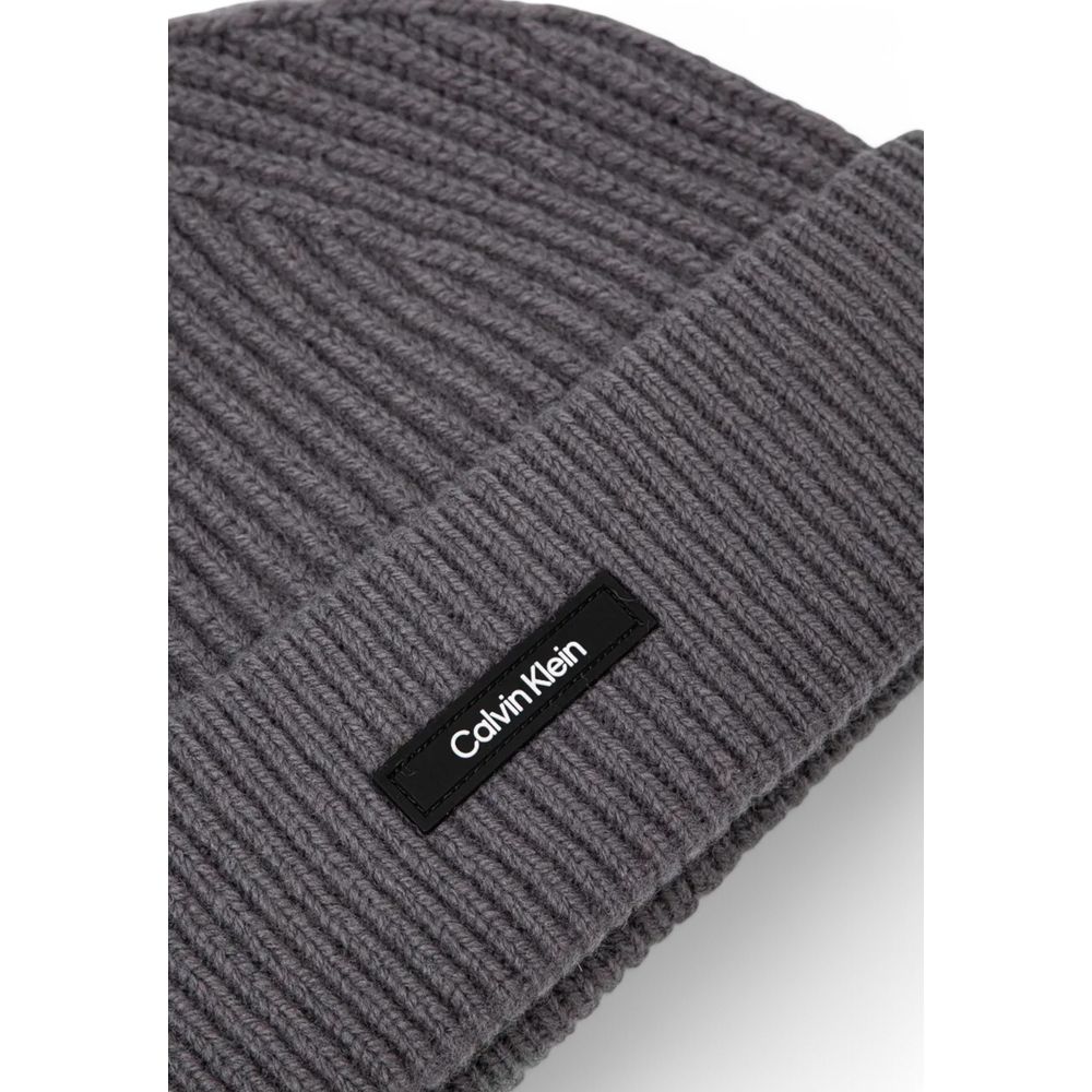 Gray Organic Cotton Cap (Baseball Hat)Discover the Calvin Klein CLASSIC COTTON RIB BEANIE for men, an essential accessory for your winter wardrobe. Made from a blend of 50% organic cotton, 45% cotton, and 5% cashmere, this beanie offers the perfect combin