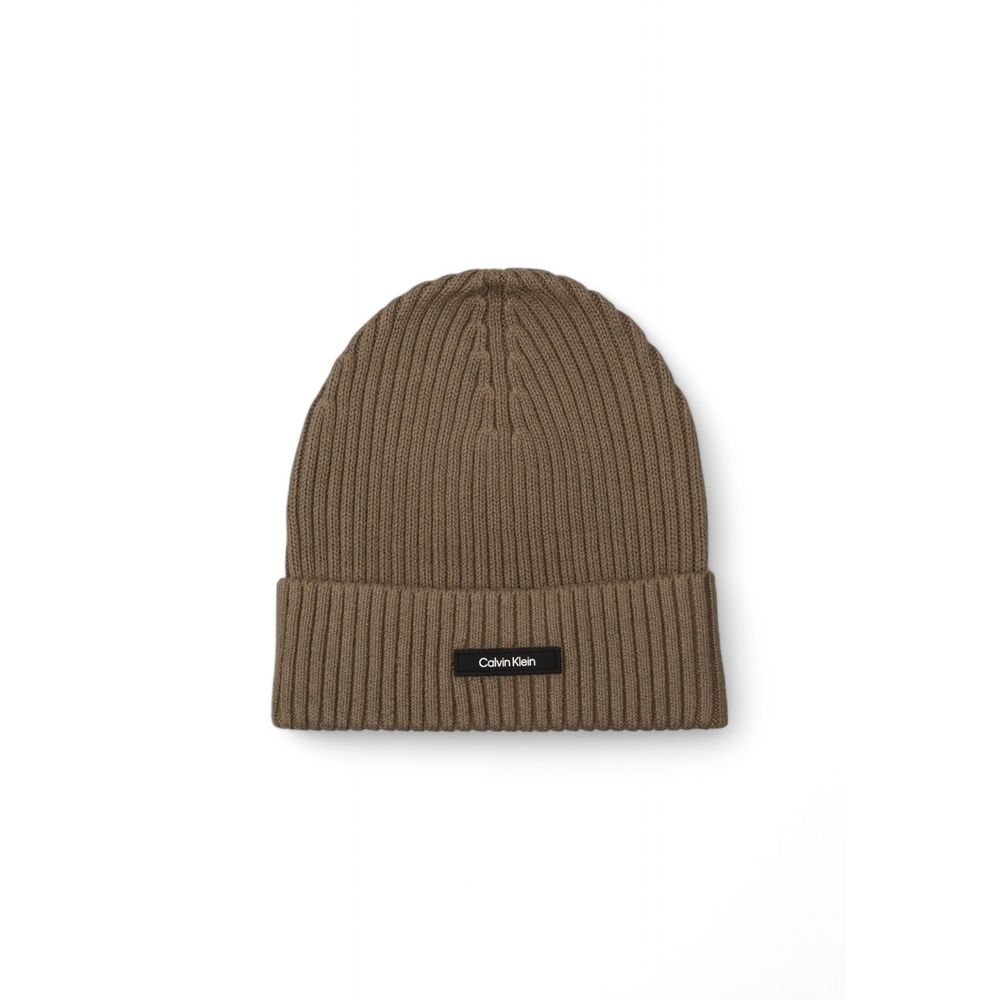 Beige Organic Cotton Cap (Baseball Hat)Discover the Calvin Klein CLASSIC COTTON RIB BEANIE for men, an essential accessory for your winter wardrobe. Made from a blend of 50% organic cotton, 45% cotton, and 5% cashmere, this beanie offers the perfect combi
