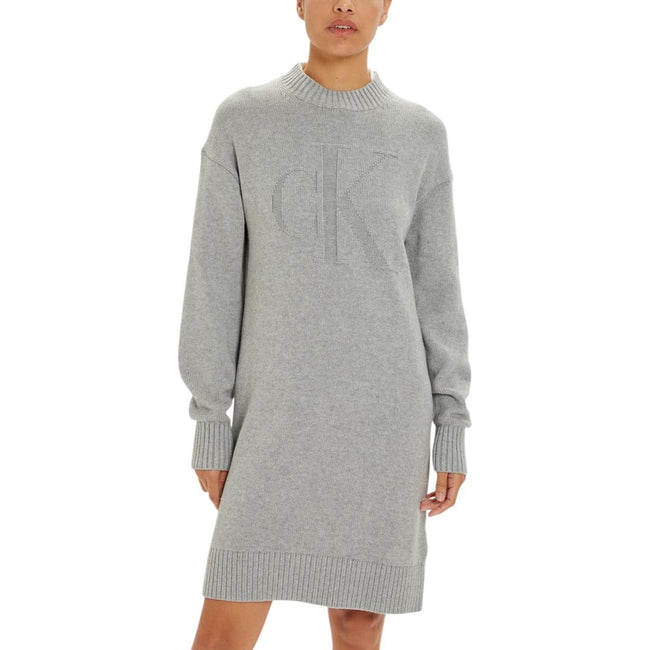 Gray Organic Cotton ShortDiscover the Calvin Klein Jeans CK Intarsia Loose short dress for women, a piece that combines comfort and style. Made from a blend of 55% organic cotton, 35% cotton, and 10% wool, this dress is perfect for cooler days. The loose