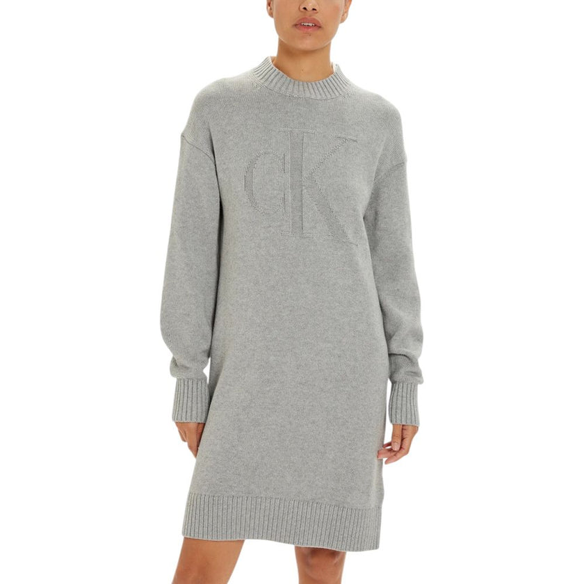 Gray Organic Cotton ShortDiscover the Calvin Klein Jeans CK Intarsia Loose short dress for women, a piece that combines comfort and style. Made from a blend of 55% organic cotton, 35% cotton, and 10% wool, this dress is perfect for cooler days. The loose