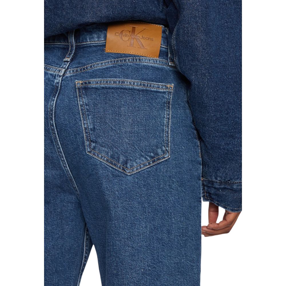 Blue Cotton Mom JeanDiscover the Calvin Klein Jeans HIGH RISE STRAIGHT J20J224033 mom and regular jeans for women, a clothing item that combines style and comfort. Made from 99% cotton and 1% elastane/lycra, these jeans offer a comfortable fit with a slig