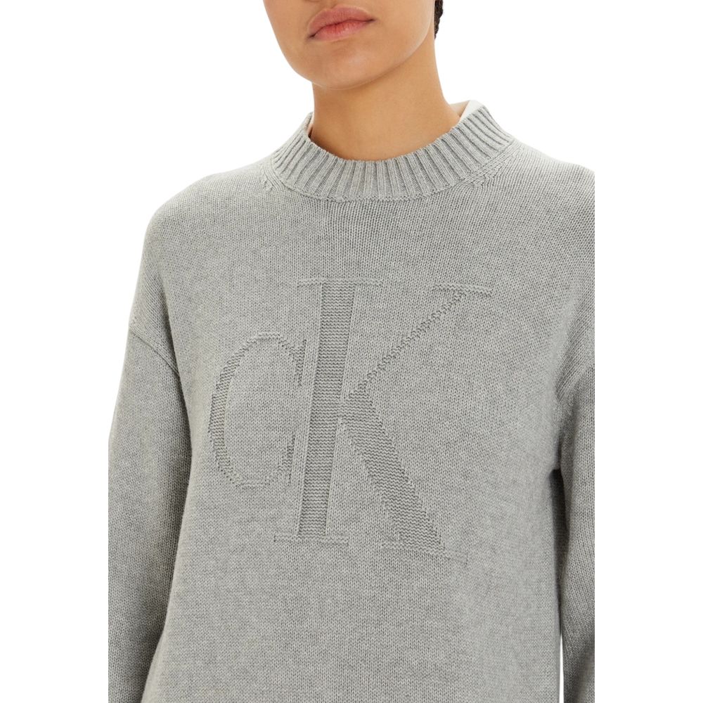 Gray Organic Cotton ShortDiscover the Calvin Klein Jeans CK Intarsia Loose short dress for women, a piece that combines comfort and style. Made from a blend of 55% organic cotton, 35% cotton, and 10% wool, this dress is perfect for cooler days. The loose