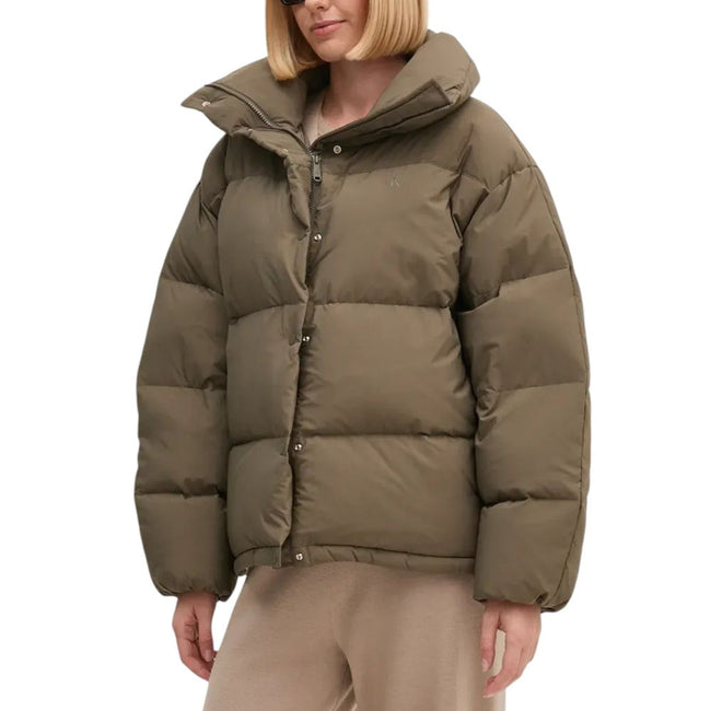 Brown Polyester Jackets & CoatThe Relaxed Puffer jacket by Calvin Klein Jeans is perfect for women seeking comfort and style in one piece. Made from 100% polyester, this puffer provides excellent protection against the cold, thanks to its generous padding
