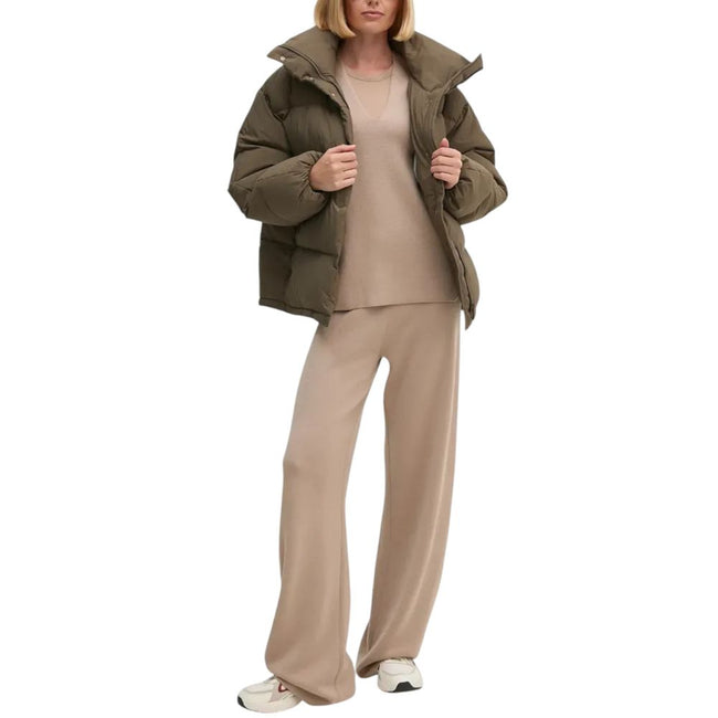 Brown Polyester Jackets & CoatThe Relaxed Puffer jacket by Calvin Klein Jeans is perfect for women seeking comfort and style in one piece. Made from 100% polyester, this puffer provides excellent protection against the cold, thanks to its generous padding