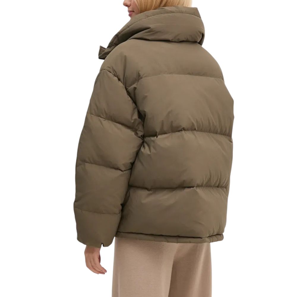 Brown Polyester Jackets & CoatThe Relaxed Puffer jacket by Calvin Klein Jeans is perfect for women seeking comfort and style in one piece. Made from 100% polyester, this puffer provides excellent protection against the cold, thanks to its generous padding