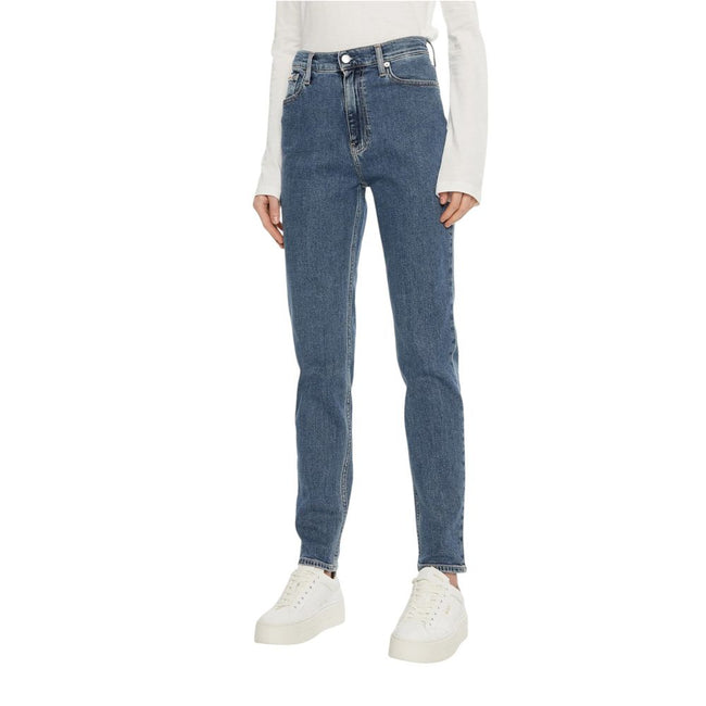 Blue Cotton Mom JeanDiscover the mom fit jeans by Calvin Klein, an essential piece for every women’s wardrobe. Made with a composition of 99% cotton and 1% elastane, these jeans provide exceptional comfort and a fit that perfectly adapts to your silhouett