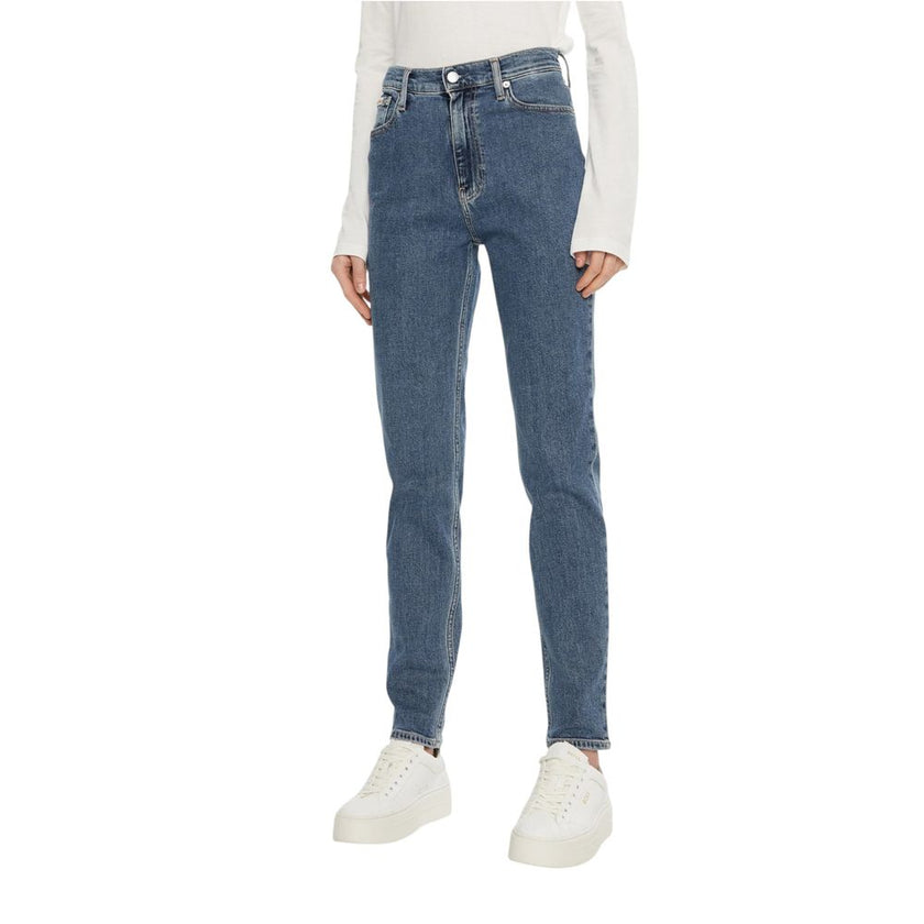 Blue Cotton Mom JeanDiscover the mom fit jeans by Calvin Klein, an essential piece for every women’s wardrobe. Made with a composition of 99% cotton and 1% elastane, these jeans provide exceptional comfort and a fit that perfectly adapts to your silhouett