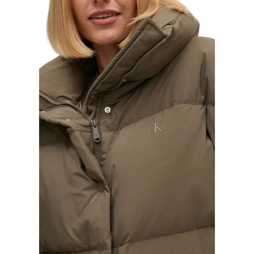 Brown Polyester Jackets & CoatThe Relaxed Puffer jacket by Calvin Klein Jeans is perfect for women seeking comfort and style in one piece. Made from 100% polyester, this puffer provides excellent protection against the cold, thanks to its generous padding