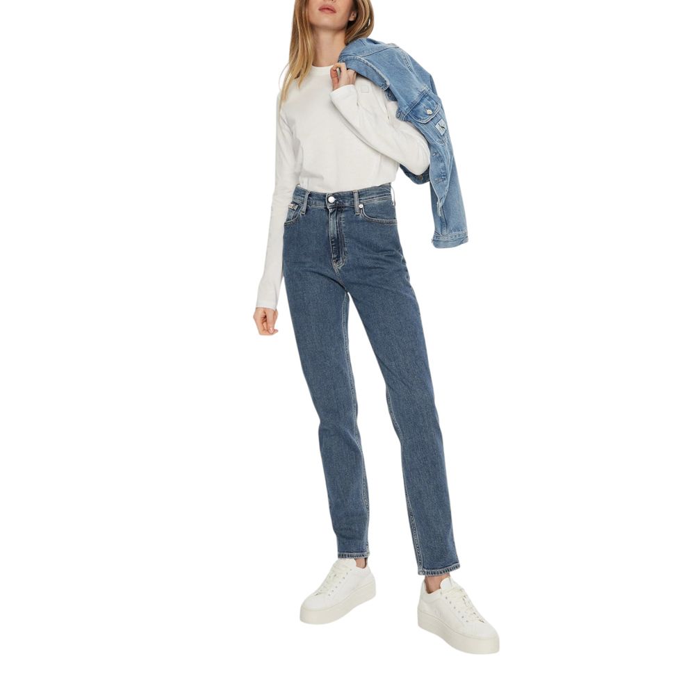 Blue Cotton Mom JeanDiscover the mom fit jeans by Calvin Klein, an essential piece for every women’s wardrobe. Made with a composition of 99% cotton and 1% elastane, these jeans provide exceptional comfort and a fit that perfectly adapts to your silhouett