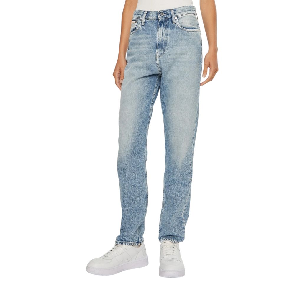 Light Blue Cotton Slim Fit JeanDiscover the Calvin Klein Jeans AUTHENTIC SLIM STRAI J20J224008 slim jeans for women, an essential piece for any wardrobe. Made from 100% cotton, these jeans provide a comfortable and modern fit, perfect for any occasion. Th