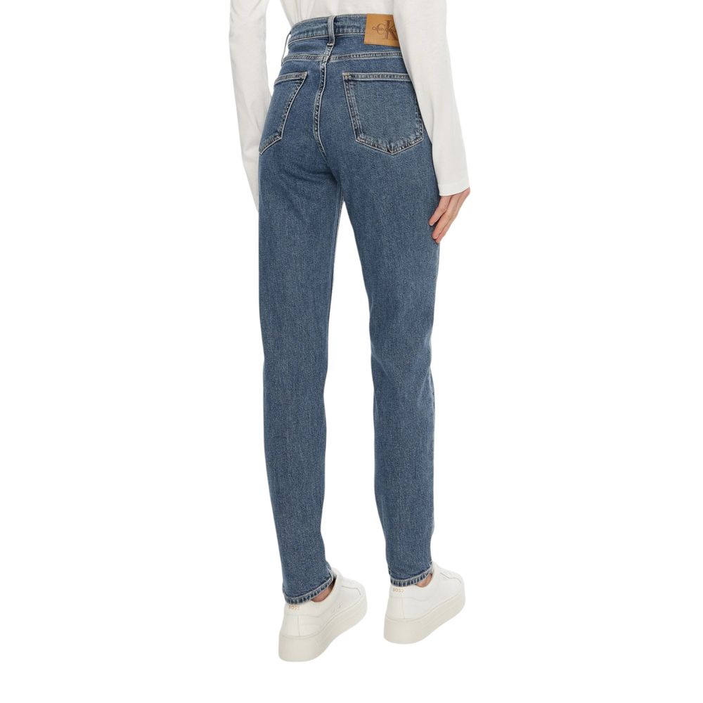 Blue Cotton Mom JeanDiscover the mom fit jeans by Calvin Klein, an essential piece for every women’s wardrobe. Made with a composition of 99% cotton and 1% elastane, these jeans provide exceptional comfort and a fit that perfectly adapts to your silhouett