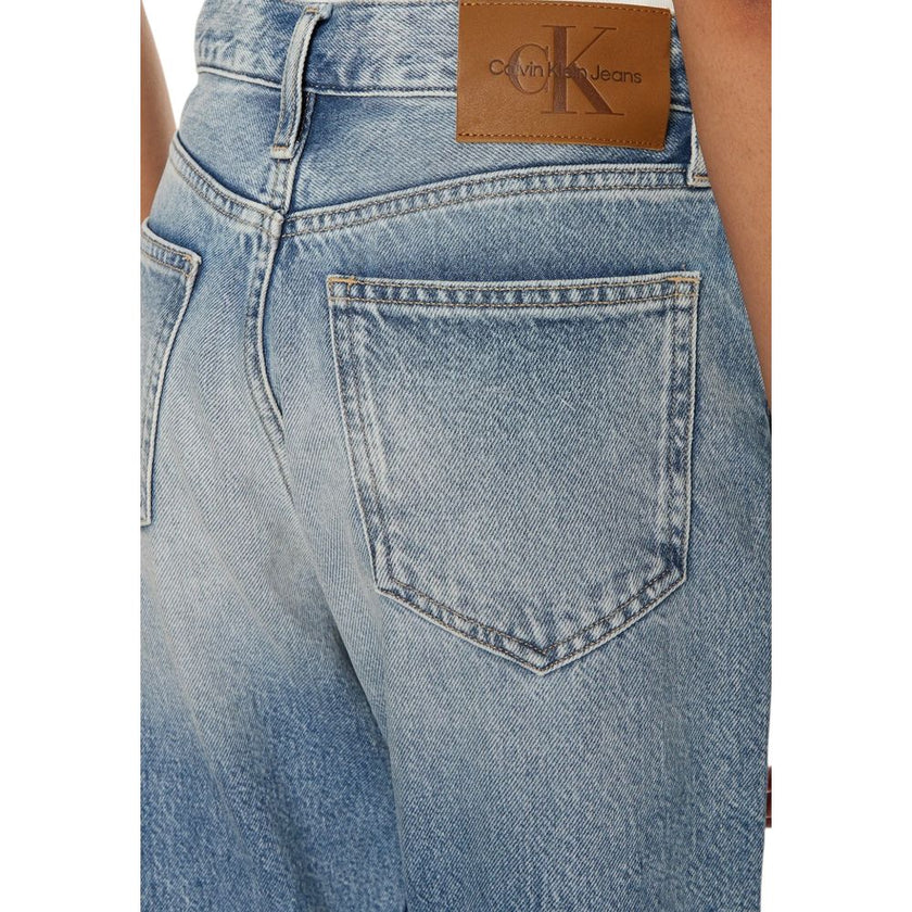 Light Blue Cotton Slim Fit JeanDiscover the Calvin Klein Jeans AUTHENTIC SLIM STRAI J20J224008 slim jeans for women, an essential piece for any wardrobe. Made from 100% cotton, these jeans provide a comfortable and modern fit, perfect for any occasion. Th