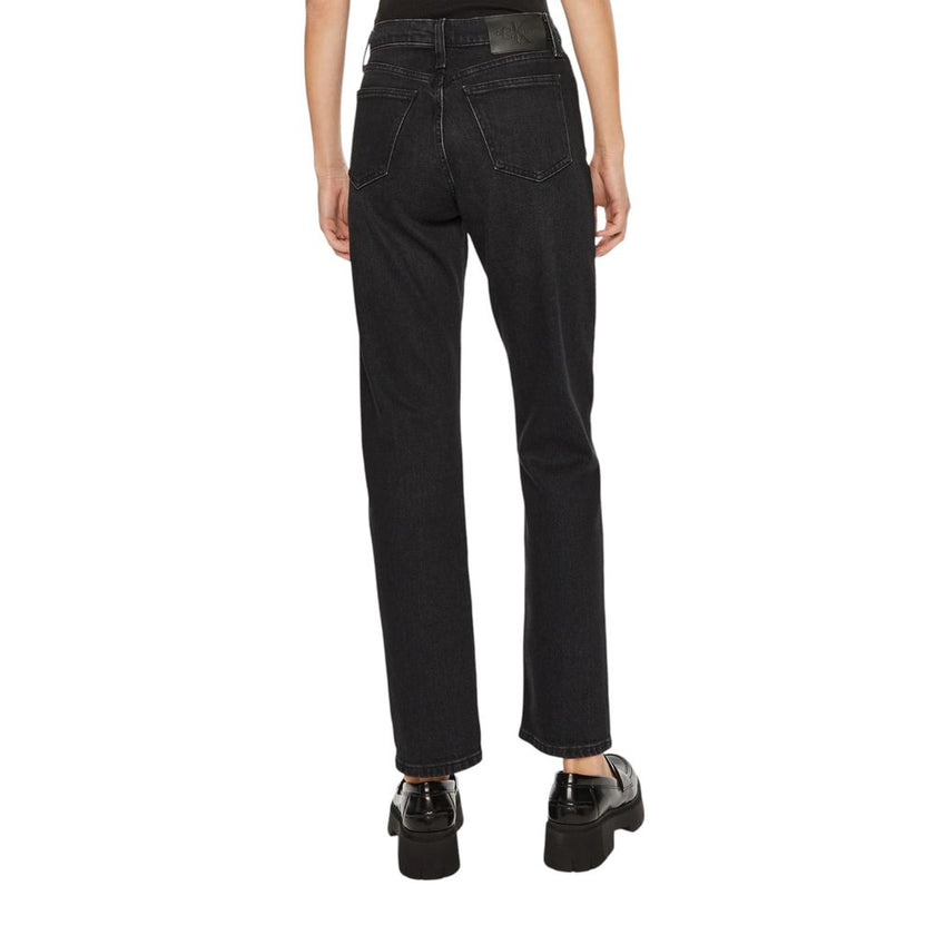 Black Cotton Mom JeanDiscover the Calvin Klein Jeans HIGH RISE STRAIGHT J20J224895 mom and regular jeans for women, a clothing piece that combines style and comfort. Made from 99% cotton and 1% elastane/lycra, these jeans provide a perfect fit and a soft