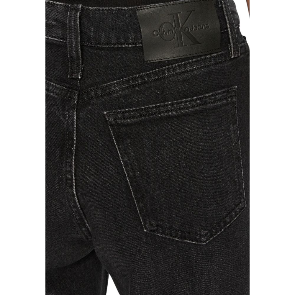 Black Cotton Mom JeanDiscover the Calvin Klein Jeans HIGH RISE STRAIGHT J20J224895 mom and regular jeans for women, a clothing piece that combines style and comfort. Made from 99% cotton and 1% elastane/lycra, these jeans provide a perfect fit and a soft