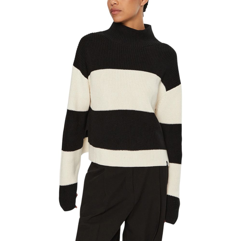 Black And White Cotton SweatshirtDiscover the chunky loose sweater by Calvin Klein Jeans, an essential piece for your winter wardrobe. Made from 100% cotton, this sweater offers exceptional comfort and a loose fit that flatters any silhouette. The striped