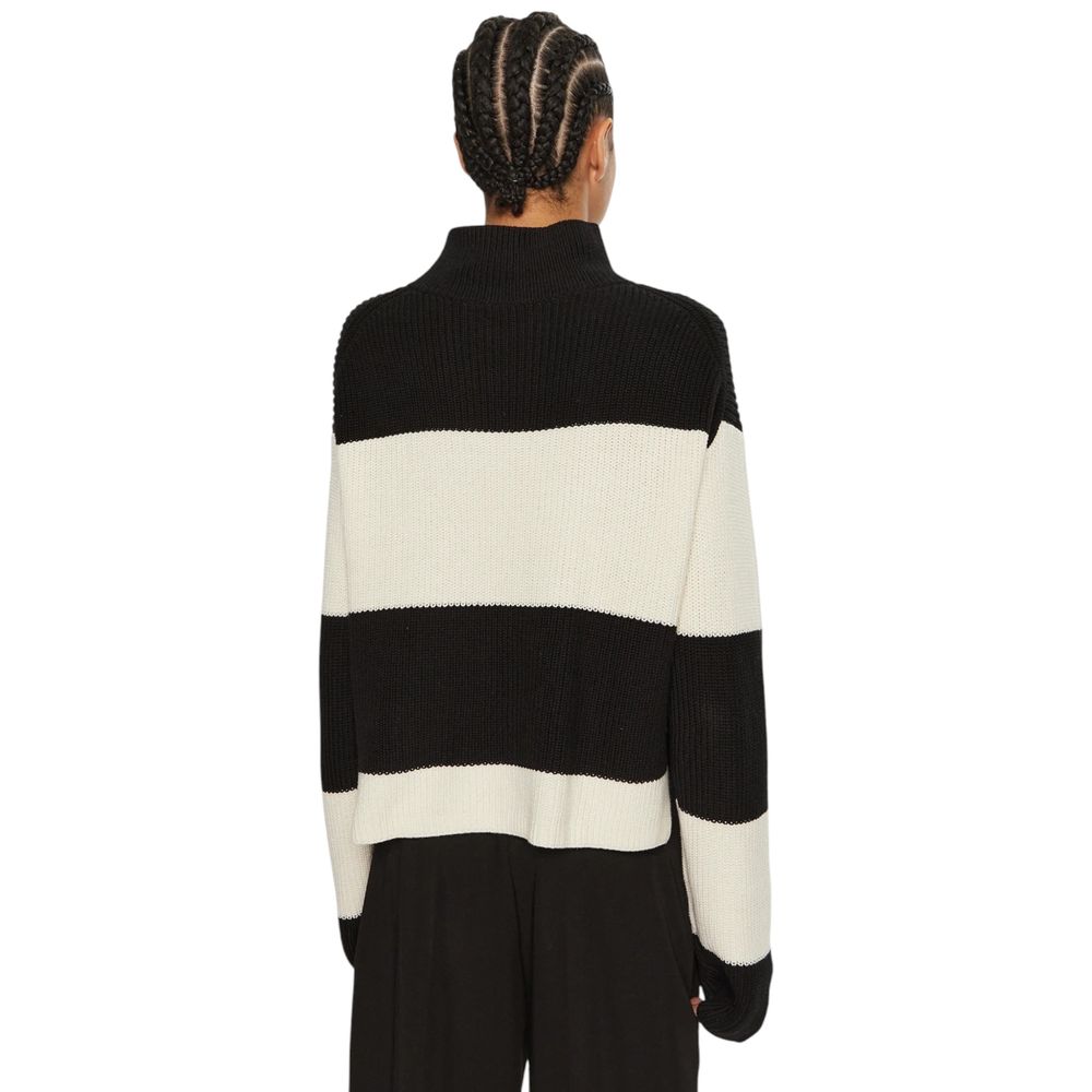 Black And White Cotton SweatshirtDiscover the chunky loose sweater by Calvin Klein Jeans, an essential piece for your winter wardrobe. Made from 100% cotton, this sweater offers exceptional comfort and a loose fit that flatters any silhouette. The striped