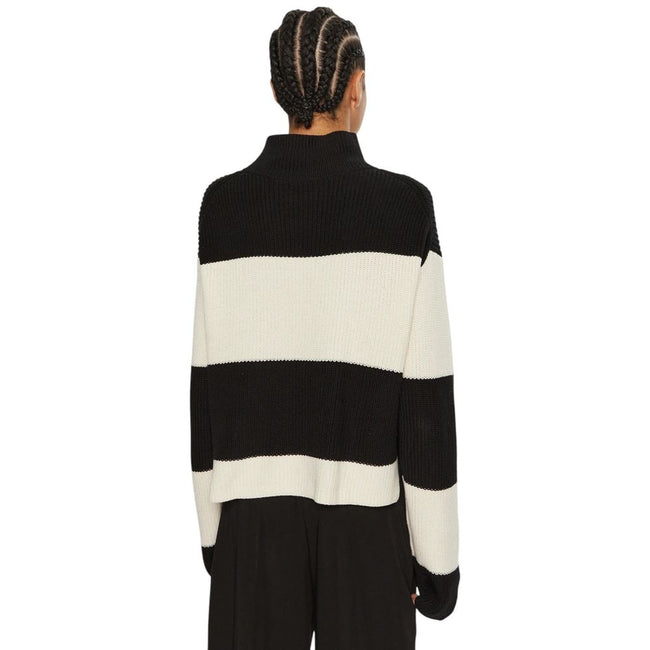 Black And White Cotton SweatshirtDiscover the chunky loose sweater by Calvin Klein Jeans, an essential piece for your winter wardrobe. Made from 100% cotton, this sweater offers exceptional comfort and a loose fit that flatters any silhouette. The striped